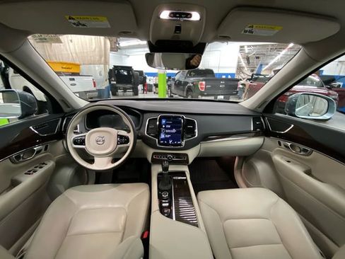 Used 2017 Volvo XC90 T6 Momentum w/ Vision Package image 28