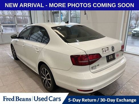 Used 2017 Volkswagen Jetta SE image 3