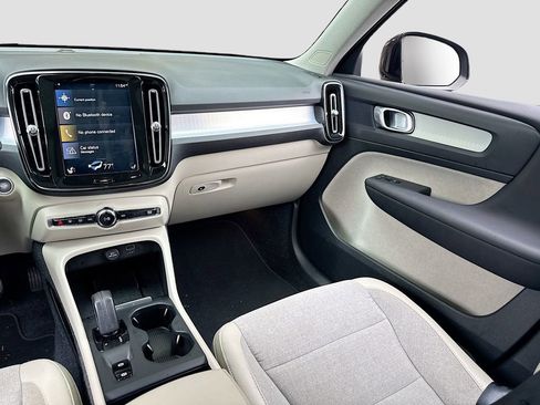 Used 2020 Volvo XC40 T5 Momentum image 23