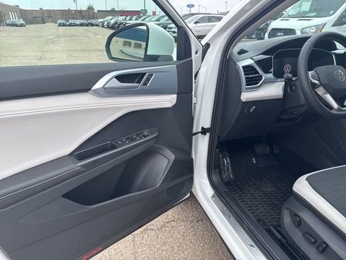 New 2025 Volkswagen Taos SE image 33