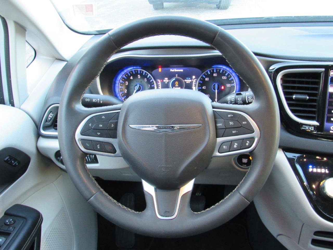 Used 2024 Chrysler Pacifica Touring-L FWD image 19