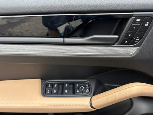 Used 2025 Porsche Cayenne Coupe image 12