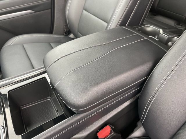 Used 2025 Chevrolet Traverse LT w/ Driver Confidence Package FWD image 21