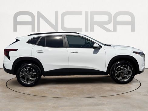 Used 2025 Chevrolet Trax LT w/ LT Convenience Package FWD image 11