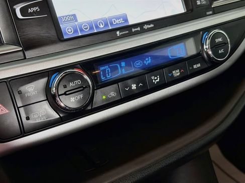 Used 2019 Toyota Highlander XLE AWD/4WD image 16
