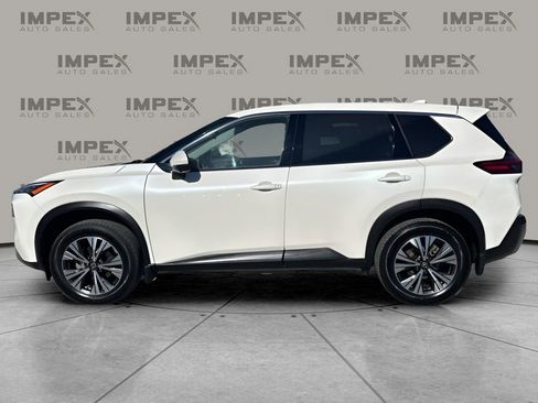 Used 2021 Nissan Rogue SV image 2