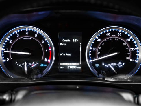 Used 2019 Toyota Highlander XLE FWD image 19