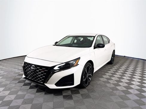 Used 2025 Nissan Altima 2.5 SR image 3