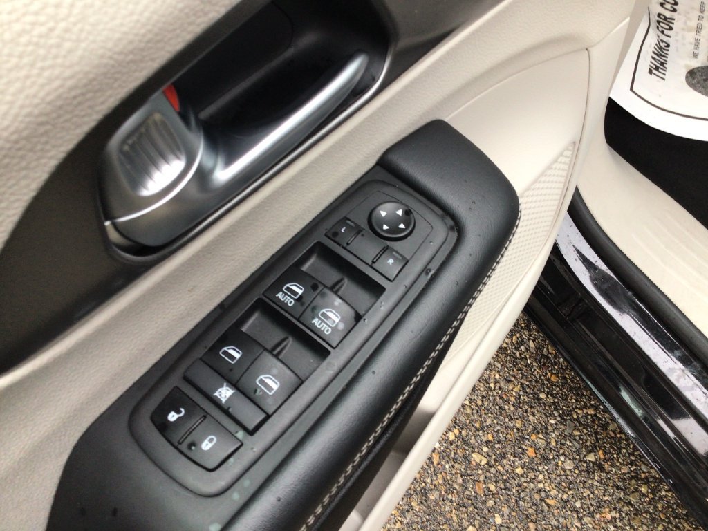 Used 2024 Chrysler Pacifica Limited FWD image 12