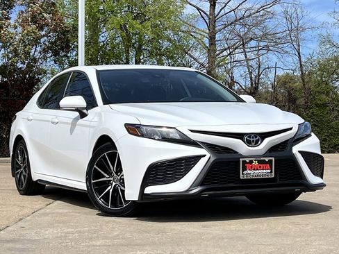 Used 2024 Toyota Camry SE image 2