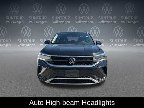 Used 2023 Volkswagen Taos SE w/ Panoramic Sunroof Package AWD/4WD image 11