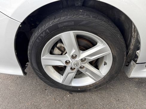 Used 2014 Toyota Camry L image 19