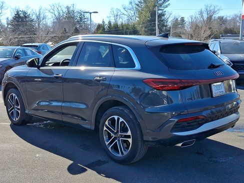 Used 2025 Audi Q5 Premium w/ Convenience Package image 4