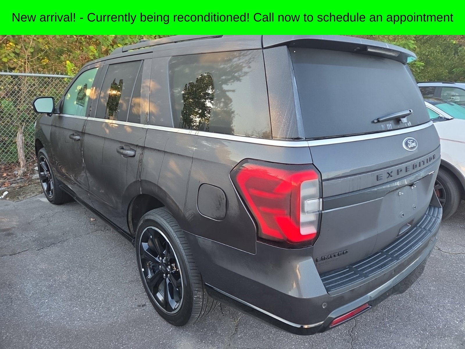 Used 2022 Ford Expedition Limited AWD/4WD image 3