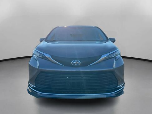 Used 2022 Toyota Sienna XLE w/ XLE Plus Package FWD image 3