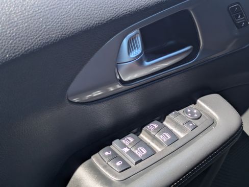 Used 2025 Chrysler Pacifica Select image 28