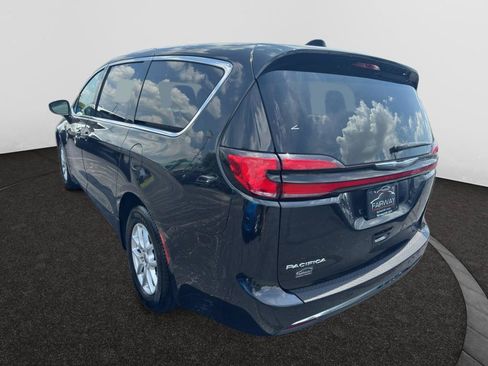 Used 2023 Chrysler Pacifica Touring-L FWD image 7