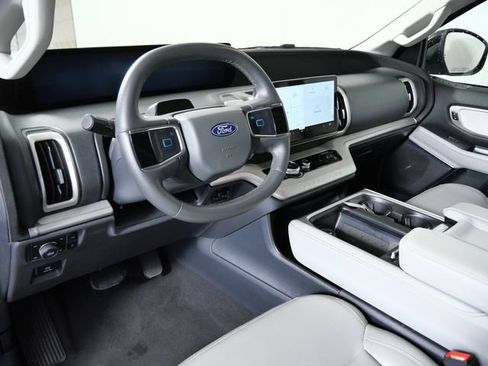 Certified 2025 Ford Expedition Active AWD/4WD image 3