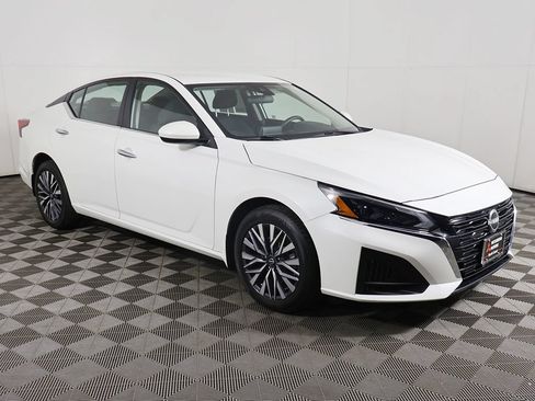 Used 2023 Nissan Altima 2.5 SV AWD/4WD image 2
