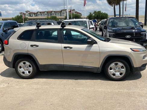 Used 2014 Jeep Cherokee Sport FWD image 3