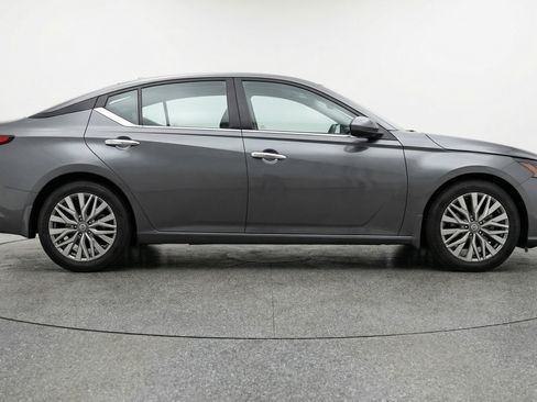 Used 2025 Nissan Altima 2.5 SV image 11