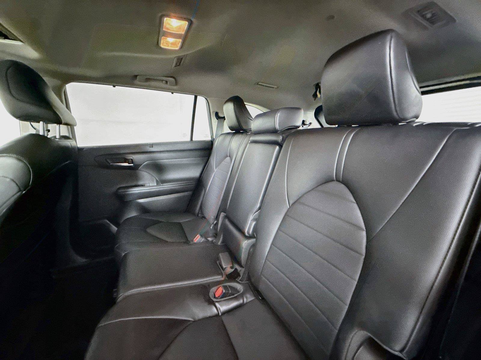 Used 2022 Toyota Highlander XLE AWD/4WD image 30