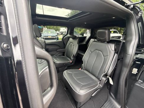 Used 2026 Chrysler Pacifica Limited FWD image 14