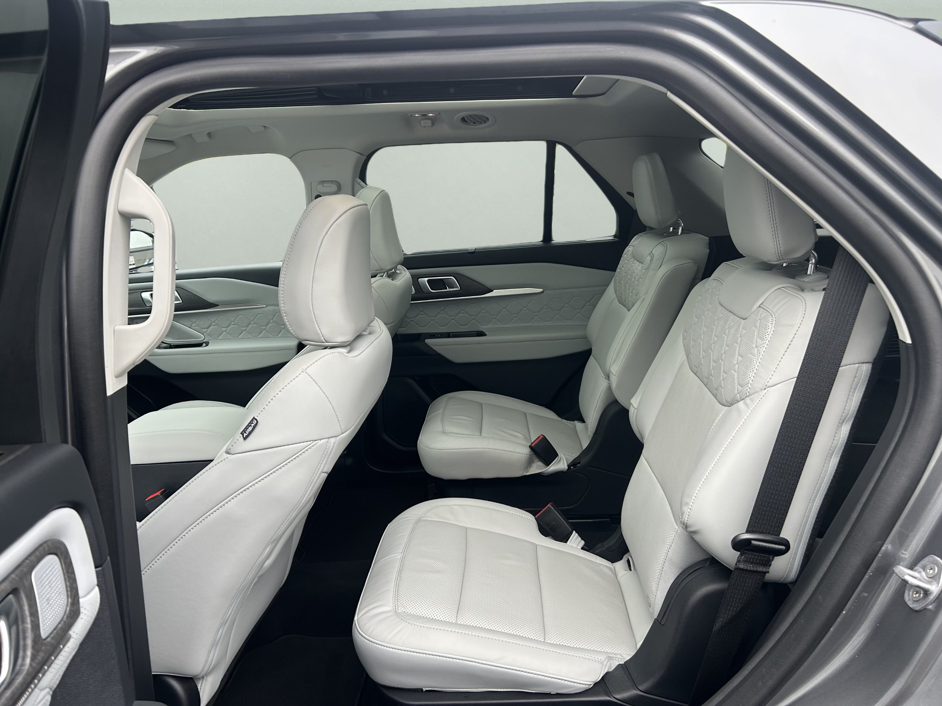 Used 2025 Ford Explorer Platinum w/ Ultimate Package AWD/4WD image 10