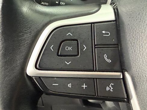 Used 2023 Toyota Highlander XLE image 11