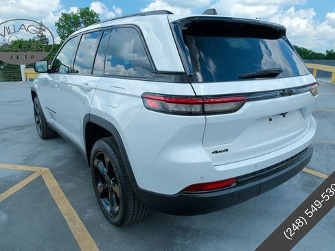 Used 2023 Jeep Grand Cherokee Altitude AWD/4WD image 7