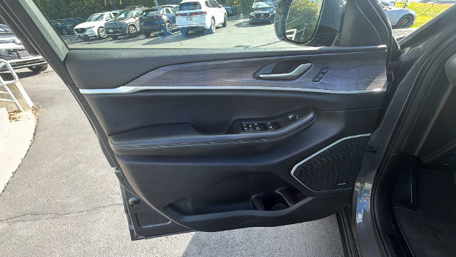 Used 2021 Jeep Grand Cherokee L Limited AWD/4WD image 15