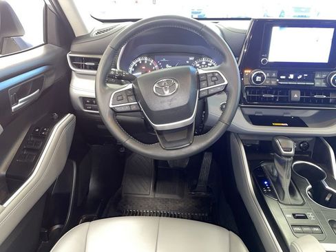 Used 2023 Toyota Highlander XLE image 13