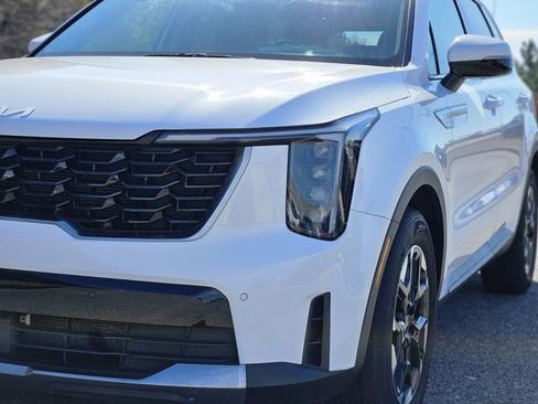 Used 2024 Kia Sorento S image 9