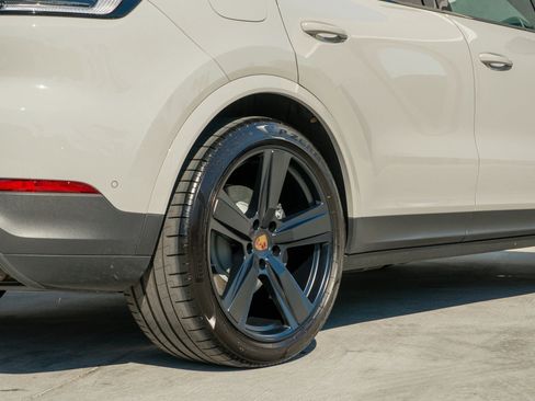 Used 2025 Porsche Cayenne Sport Utility 4D image 38