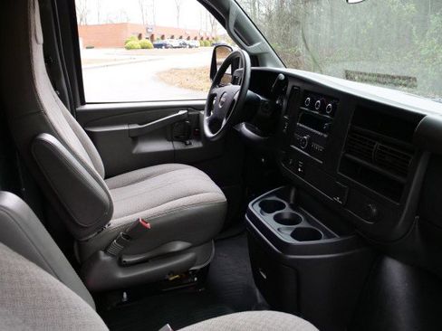 Used 2017 GMC Savana 2500 image 26