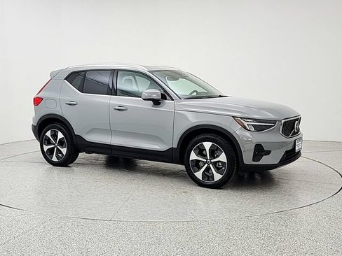 Certified 2025 Volvo XC40 B5 Plus AWD/4WD image 3