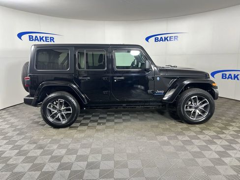 Used 2024 Jeep Wrangler Unlimited w/ Convenience Group AWD/4WD image 10