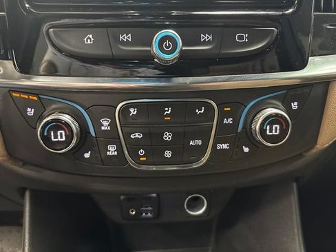 Used 2023 Chevrolet Traverse Premier FWD image 29