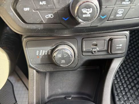 Used 2023 Jeep Renegade Trailhawk image 31