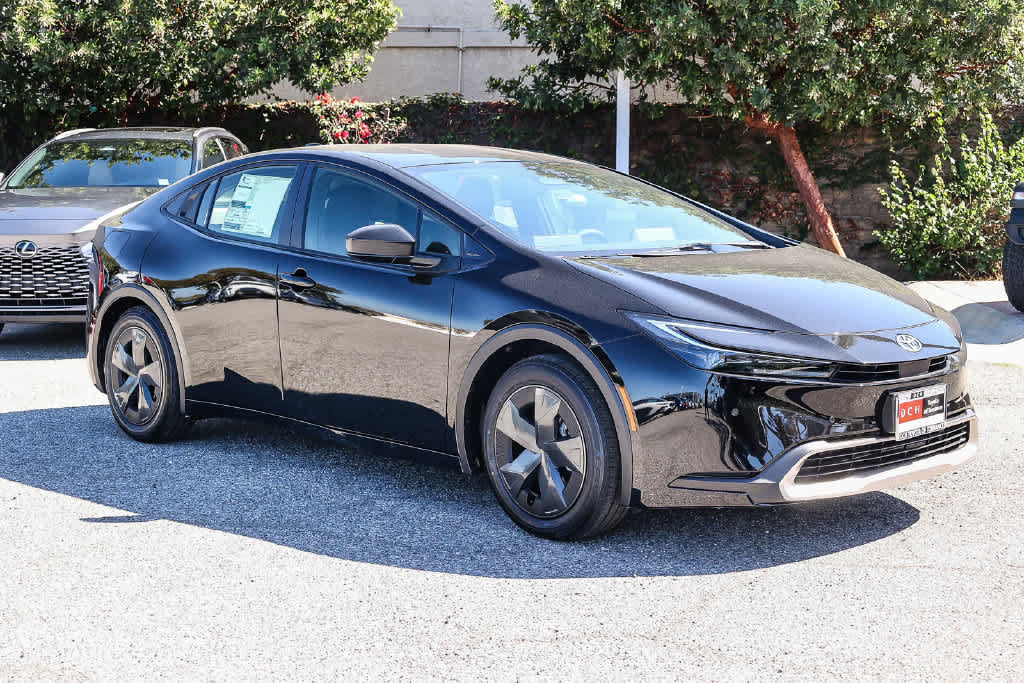 New 2027 Toyota Prius Plug-In Hybrid FWD image 3