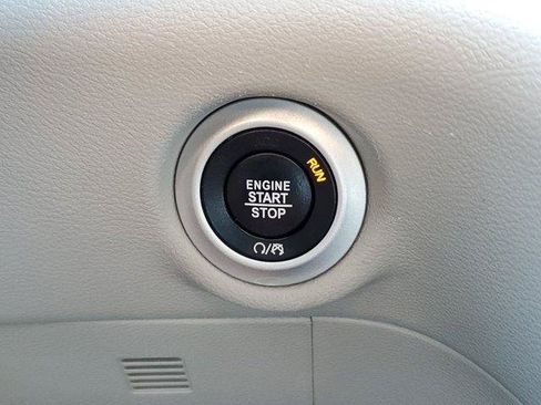 Used 2023 Chrysler Pacifica Touring-L FWD image 28