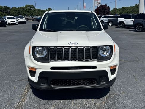 Used 2023 Jeep Renegade Latitude AWD/4WD image 3