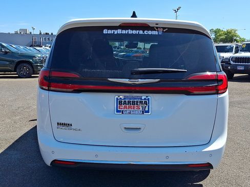Used 2023 Chrysler Pacifica Touring-L FWD image 5