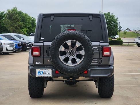Used 2018 Jeep Wrangler Unlimited Sahara w/ Cold Weather Group AWD/4WD image 8