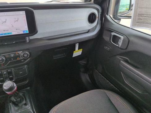 Used 2025 Jeep Wrangler Unlimited Sport AWD/4WD image 17