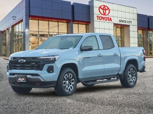 Used 2025 Chevrolet Colorado Z71 w/ Technology Package AWD/4WD image 2
