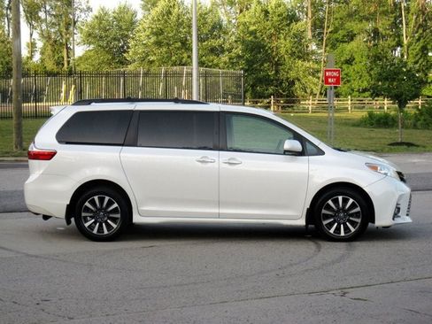 Used 2019 Toyota Sienna XLE w/ XLE Navigation Package AWD/4WD image 9