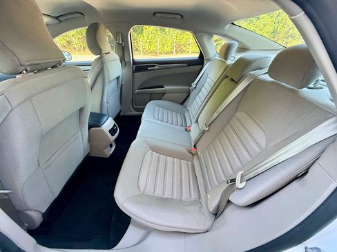 Used 2017 Ford Fusion SE w/ Fusion SE Technology Package FWD image 9