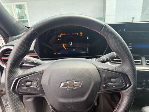 Used 2025 Chevrolet Trax RS w/ Sunroof Package FWD image 39