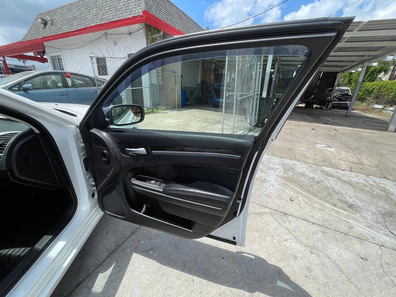 Used 2015 Chrysler 300 Limited RWD image 11